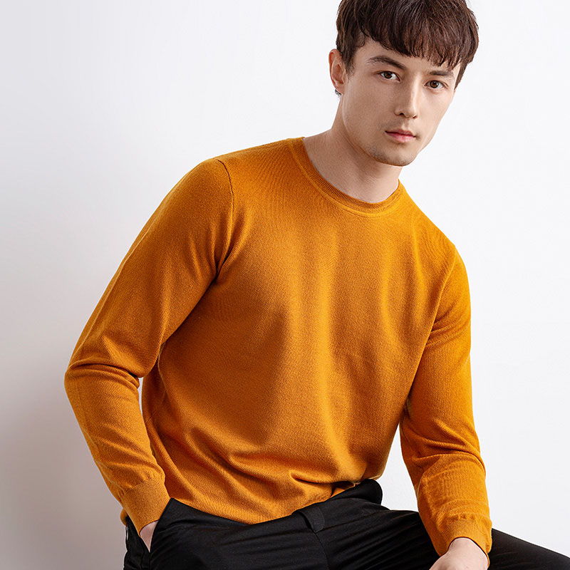 Trò chơi cashmere cổ chữ V được sản xuất tại Trung Quốc và có ba màu khác nhau để lựa chọn: màu xanh nhạt, màu xanh hải quân và màu xám than.